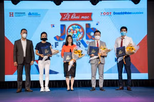 Ban tổ chức tặng hoa khách mời