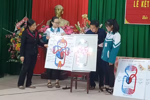 NGƯT Nguyễn Thị Lan (bên trái, ngoài cùng) hướng dẫn 2 HS đạt giải xuất sắc tại cuộc thi KHKT tỉnh năm 2021