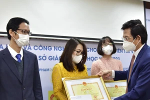 GS.TS Tạ Ngọc Đôn, Vụ trưởng Vụ KHCN&MT Bộ GD&ĐT trao giải thưởng cho giảng viên trẻ, sinh viên năm 2021