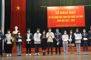 Đại diện 12 đội tuyển nhận quà từ đại diện lãnh đạo ĐHQG Hà Nội tại lễ khai mạc.