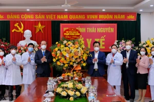 Ông Trịnh Việt Hùng, Ủy viên dự khuyết Ban Chấp hành Trung ương Đảng, Phó Bí thư Tỉnh ủy, Chủ tịch UBND tỉnh Thái Nguyên đã trao tặng lẵng hoa của Thủ tướng Chính phủ cho ngành y tế tỉnh Thái Nguyên.