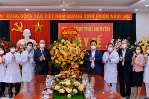 Ông Trịnh Việt Hùng, Ủy viên dự khuyết Ban Chấp hành Trung ương Đảng, Phó Bí thư Tỉnh ủy, Chủ tịch UBND tỉnh Thái Nguyên đã trao tặng lẵng hoa của Thủ tướng Chính phủ cho ngành y tế tỉnh Thái Nguyên.
