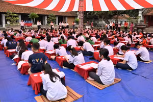 Các thí sinh làm bài thi tổ hợp.