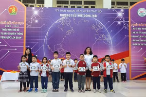 Trường Tiểu học Đông Thái trao học bổng thắp sáng ước mơ cho những HS có cố gắng trong học tập trong từng tháng.