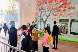 Trường học nghiêm túc đo thân nhiệt cho HS.