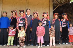 Nhà giáo Nguyễn Văn Bôn xúc động gặp lại bà con người Hà Nhì ở Mường Tè.
