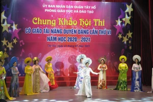 12 thí sinh tham dự Hội thi "Cô giáo tài năng duyên dáng" quận Tây Hồ.