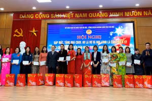 Trao quà cho nữ nhà giáo Thủ đô là vợ chiến sỹ đang làm nhiệm vụ tại các vùng biển đảo.