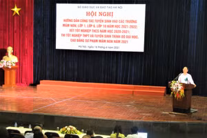 Phó Giám đốc phụ trách Sở GD&ĐT Hà Nội Phạm Văn Đại phát biểu tại hội nghị.