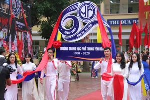 Học sinh THPT Yên Hòa tự hào truyền thống 60 năm xây dựng và phát triển của nhà trường.