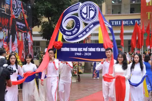 Học sinh THPT Yên Hòa tự hào truyền thống 60 năm xây dựng và phát triển của nhà trường.