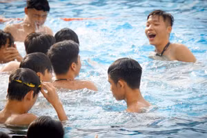  Khuyến cáo học sinh không tắm, chơi, đùa ở những nơi không đảm bảo an toàn.