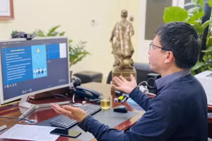 Tiến sĩ Nguyễn Ngọc Ân trao đổi tại buổi tập huấn.