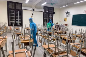 Phun khử khuẩn Trường THPT Phan Đinh Phùng trong chiều 28/1.