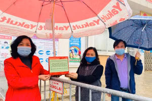 Trưởng phòng GD&ĐT Nam Từ Liêm Nguyễn Thị Hương tặng quà cô trò Trường Tiểu học Xuân Phương.