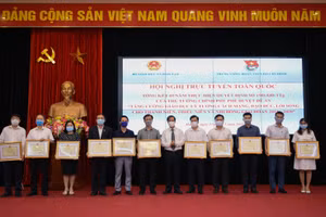 Bộ trưởng Bộ GD&ĐT Nguyễn Kim Sơn trao thưởng cho các tập thể, cá nhân xuất sắc.