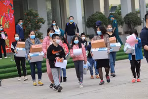 Phụ huynh, học sinh rời khu cách ly để về nhà.