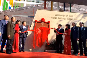 Gắn biển công trình Trường Tiểu học Nguyễn Bá Ngọc.