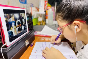 Học sinh tiếp tục học trực tuyến trong thời gian tạm dừng đến trường.