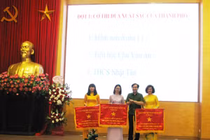 Trao Cờ thi đua xuất sắc của TP cho 3 tập thể.