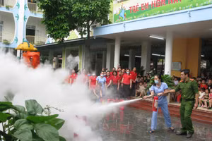 Hướng dẫn giáo viên cách xử trí dập tắt đám cháy.