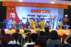 HS khiếm thị biểu diễn hòa tấu dàn nhạc dân tộc.