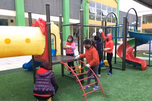 GV trường MN Đông La vệ sinh khu vui chơi ngoài trời