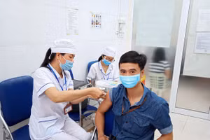  Giáo viên Trường THCS Thăng Long tham gia tiêm vắc-xin Covid-19.