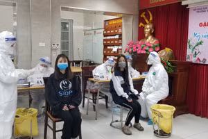 Xét nghiệm cho HS đi về từ vùng dịch.