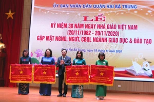 Ông Nguyễn Văn Nam- Bí thư Quận ủy Hai Bà Trưng trao Cờ đơn vị thi đua xuất sắc của TP cho 4 tập thể.