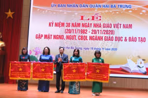 Ông Nguyễn Văn Nam- Bí thư Quận ủy Hai Bà Trưng trao Cờ đơn vị thi đua xuất sắc của TP cho 4 tập thể.