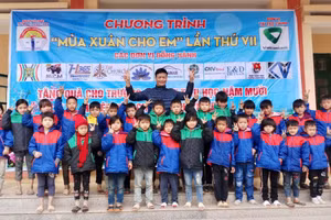 Học sinh Nậm Mười vui mừng khoe áo mới cùng thầy Hiệu trưởng.