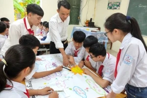 Thầy Hoàng Đức Mạnh truyền niềm đam mê học đến học trò.