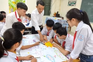 Thầy Hoàng Đức Mạnh truyền niềm đam mê học đến học trò.