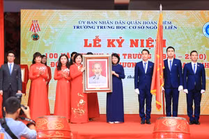 Phó Chủ tịch nước Đặng Thị Ngọc Thịnh trao Huân chương Độc lập hạng Nhì cho nhà trường.