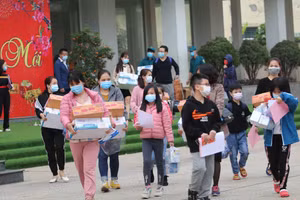 Học sinh Trường Tiểu học Xuân Phương rời khu cách ly tập trung để trở về nhà.