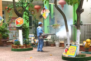 Tổ chức khử khuẩn, vệ sinh trường học trước khi đón học sinh đến trường.