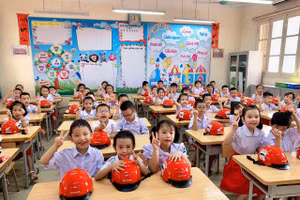 Bắt buộc đội mũ bảo hiểm cho trẻ em từ đủ 6 tuổi khi tham gia giao thông bằng xe gắn máy, xe đạp điện.