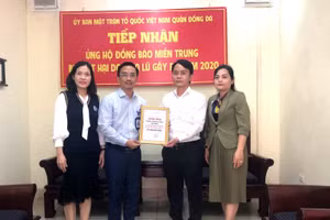 Trường THCS Thái Thịnh trao tiền ủng hộ qua UBMTTQ Việt Nam quận Đống Đa.