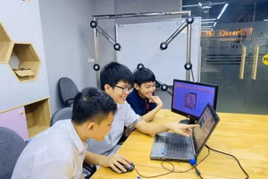 Nhóm học sinh Hà Nội HOPE4LIFE tham gia thi trực tuyến.