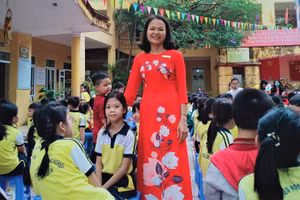 Cô Nguyễn Thị Thu Hằng bên học trò thân yêu.