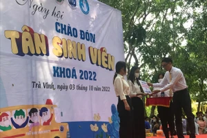 PGS.TS Diệp Thanh Tùng, Phó hiệu trưởng trường ĐH Vinh trao học bổng cho sinh viên.