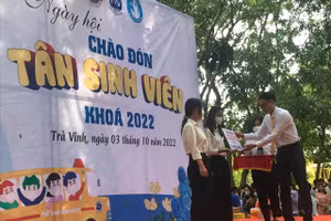 PGS.TS Diệp Thanh Tùng, Phó hiệu trưởng trường ĐH Vinh trao học bổng cho sinh viên.