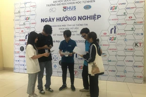 Sinh viên tham dự Ngày hội hướng nghiệp. 