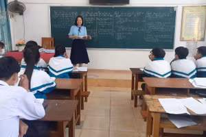 Các thầy cô giáo ở Trường THPT Trần Nhân Tông luôn giáo dục để học sinh nói không với thuốc lá.