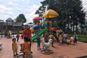 Giờ chơi của trẻ mầm non điểm trường lẻ Nà Hắc, huyện Trấn Yên, tỉnh Yên Bái.