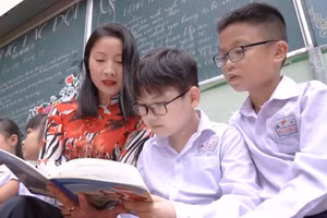 Cô Vũ Thị Thanh Huyền cùng học trò.