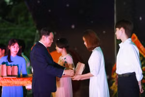 Đại học Quốc gia Hà Nội (ĐHQGHN) đã tổ chức Lễ khai giảng đầu tiên tại Khu đô thị ĐHQGHN Hòa Lạc.