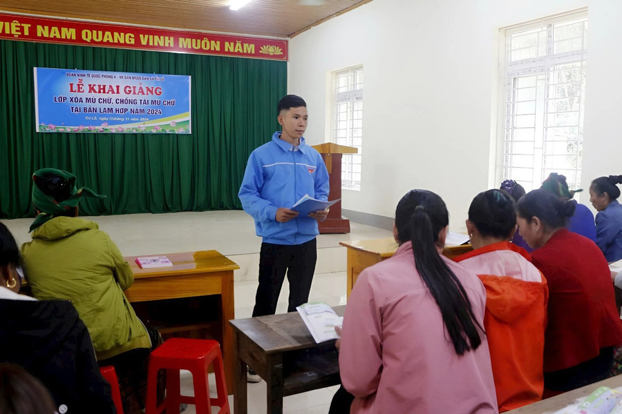 Lớp học xóa mù chữ tại bản Lam Hợp, xã Tri Lễ.