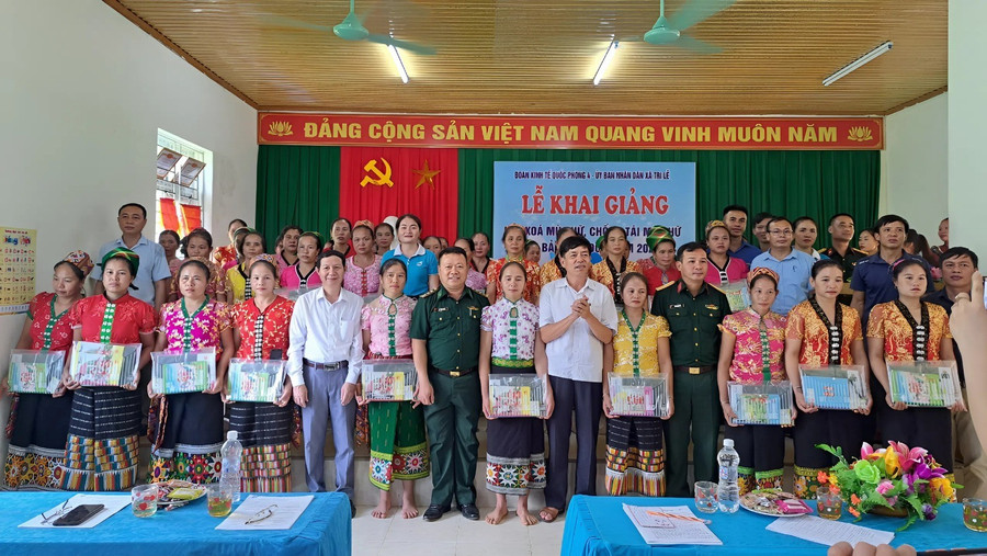 Đoàn Kinh tế Quốc phòng 4 khai giảng lớp xóa mù chữ ở xã Tri Lễ, Nghệ An.